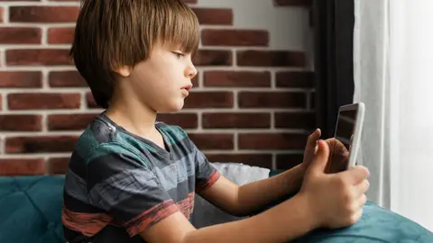 Imagen de un niño jugando Imagen de un niño jugando