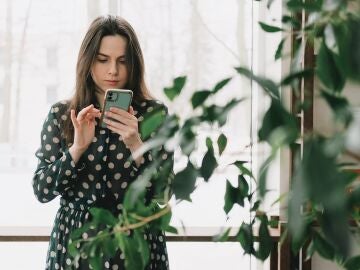 Imagen de una mujer usando un smartphone
