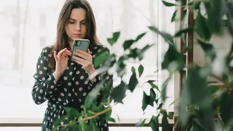 Imagen de una mujer usando un smartphone Imagen de una mujer usando un smartphone