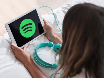 Imagen de una mujer utilizando Spotify