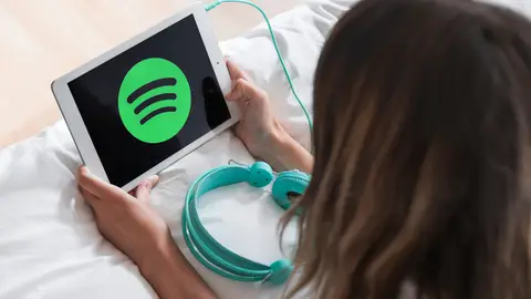 Imagen de una mujer utilizando Spotify Imagen de una mujer utilizando Spotify