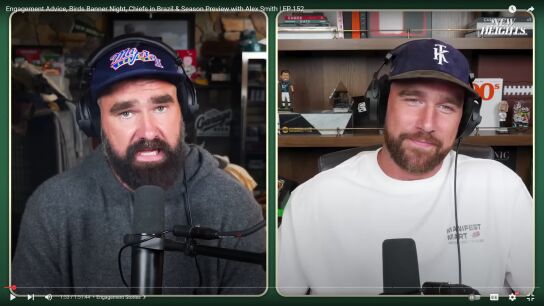 Travis Kelce y Jason Kelce en su podcast