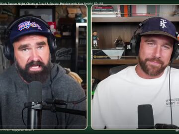 Travis Kelce y Jason Kelce en su podcast