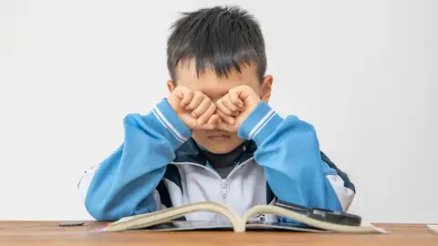 Niño haciendo deberes Niño haciendo deberes