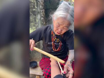 Recorre medio mundo para ser tatuada por la tatuadora m&aacute;s vieja del planeta