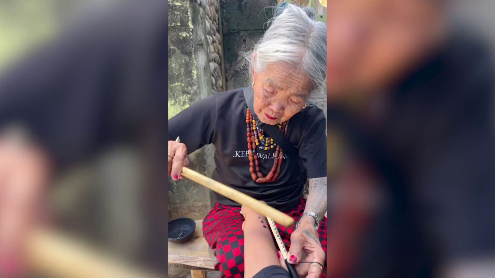 Recorre medio mundo para ser tatuada por la tatuadora más vieja del planeta