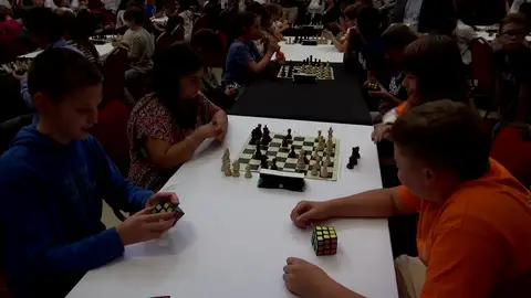 El inventor del cubo Rubik lanza 'RubikChess' para "recordarnos cómo usar nuestras manos y mentes" El inventor del cubo Rubik lanza 'RubikChess' para "recordarnos cómo usar nuestras manos y mentes"