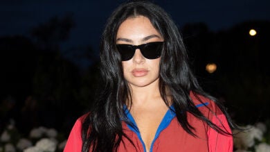 Charli XCX añade gasolina a su supuesta disputa con Taylor Swift con su aparición sorpresa en SNL