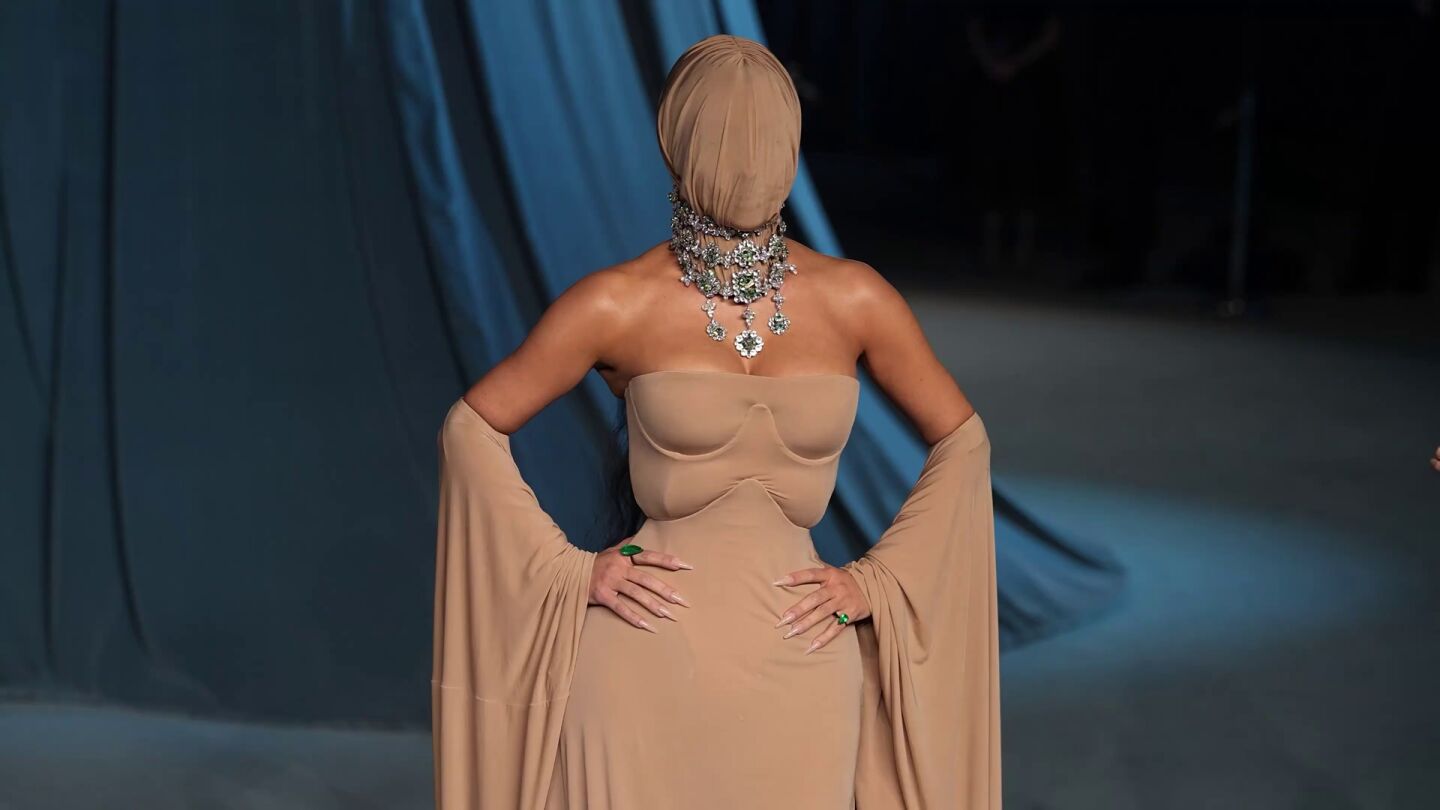 El comentado vestido de Kim Kardashian en la Academy Museum Gala que sigue dando que hablar