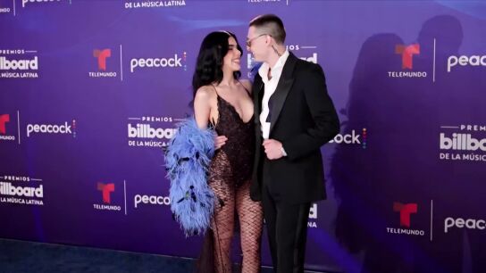 Peso Pluma y Kenia Os arrasan en la alfombra azul de los Billboard Latin Awards
