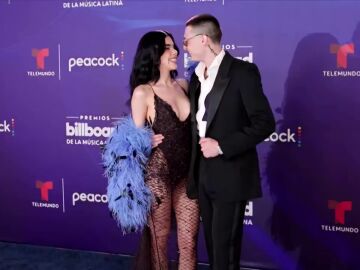Peso Pluma y Kenia Os arrasan en la alfombra azul de los Billboard Latin Awards