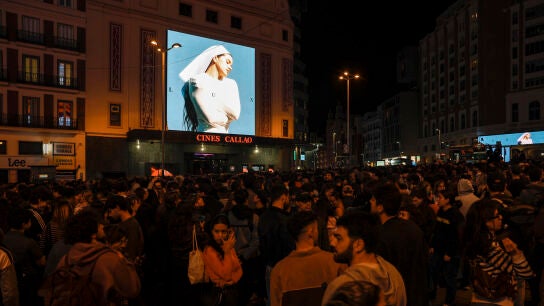 La artista Rosal&iacute;a en la madrile&ntilde;a plaza de Callao 