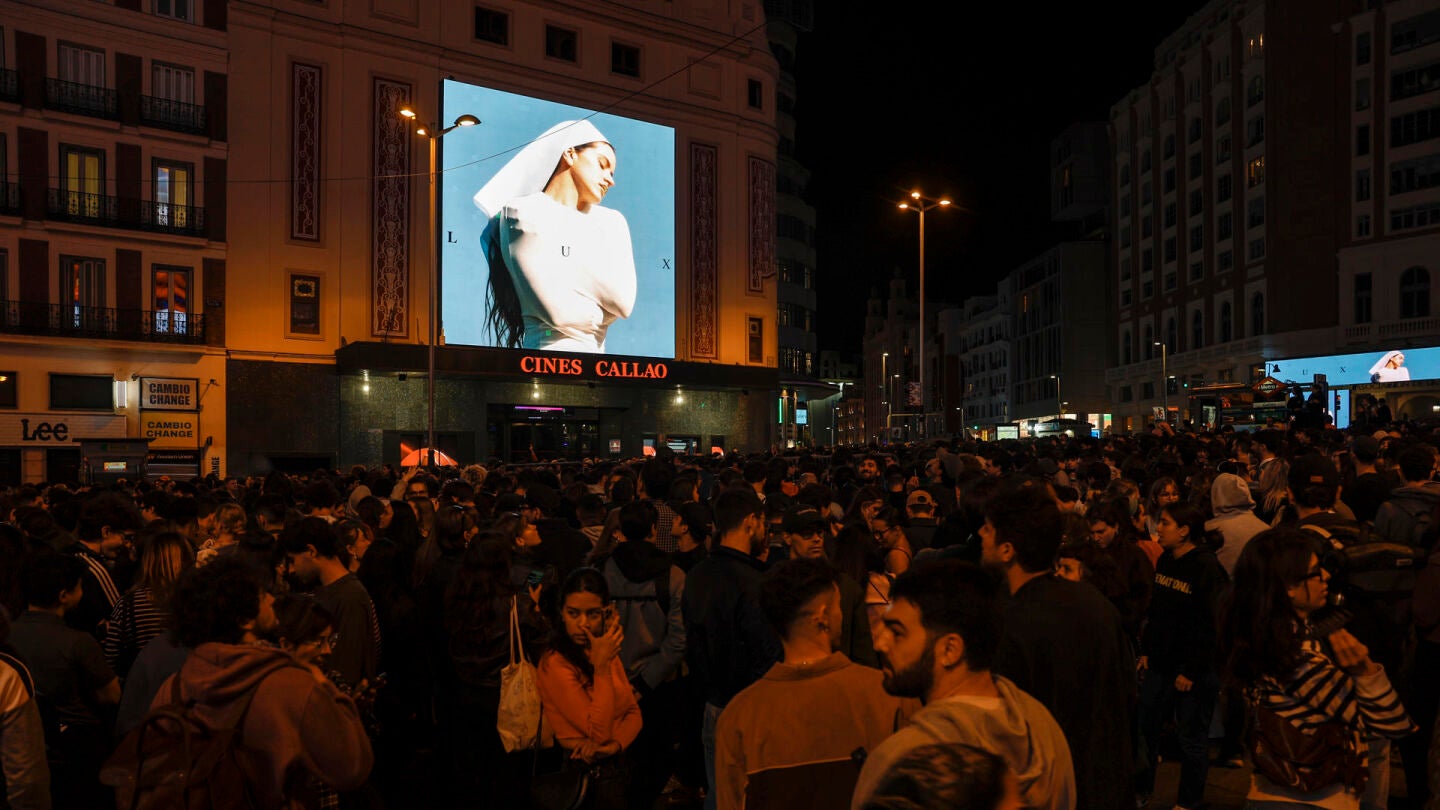 La artista Rosal&iacute;a en la madrile&ntilde;a plaza de Callao 