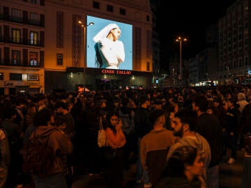 La artista Rosal&iacute;a en la madrile&ntilde;a plaza de Callao 