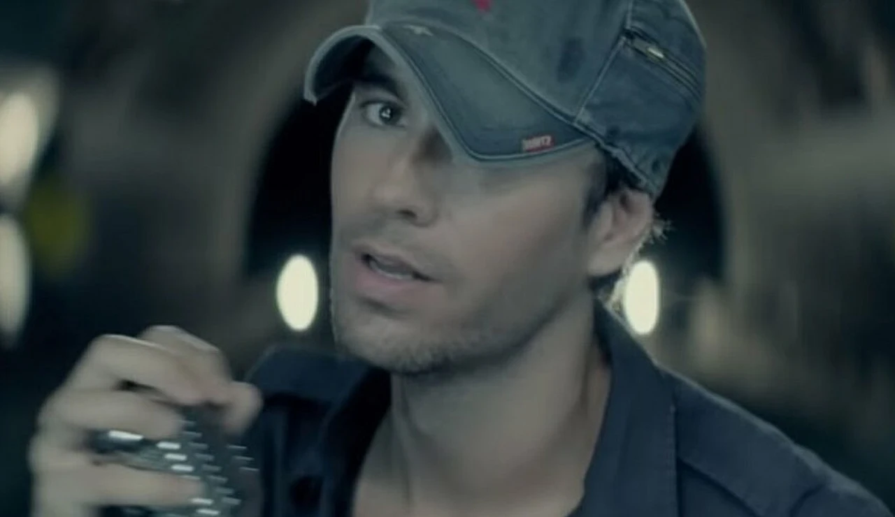 Enrique Iglesias en el videoclip de Bailando.