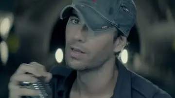 Enrique Iglesias en el videoclip de Bailando. Enrique Iglesias en el videoclip de Bailando.