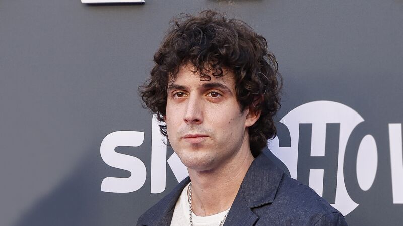 Conoce a Héctor Riumbau: el hermano de Marta Riumbau que ha revolucionado el humor en redes creando contenido junto a su madre