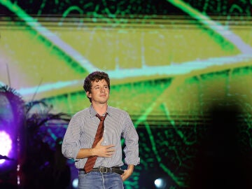 Charlie Puth durante una actuaci&oacute;n