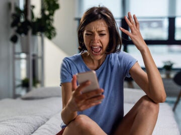 Imagen de una mujer gritando a su smartphone