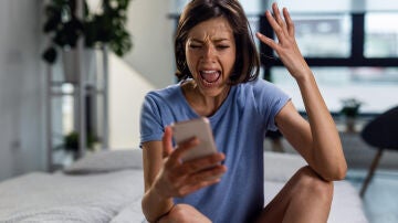 Imagen de una mujer gritando a su smartphone