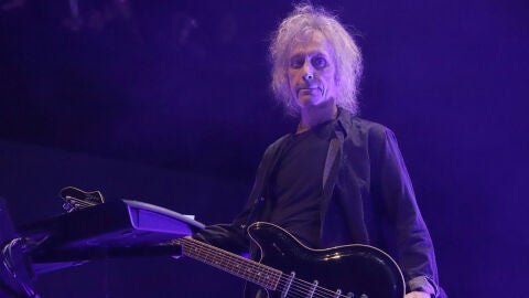 Perry Bamonte en un concierto de The Cure en Bogotá, Colombia
