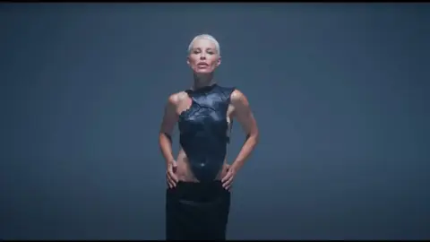 Miniatura de un videoclip de Soraya Arnelas Miniatura de un videoclip de Soraya Arnelas