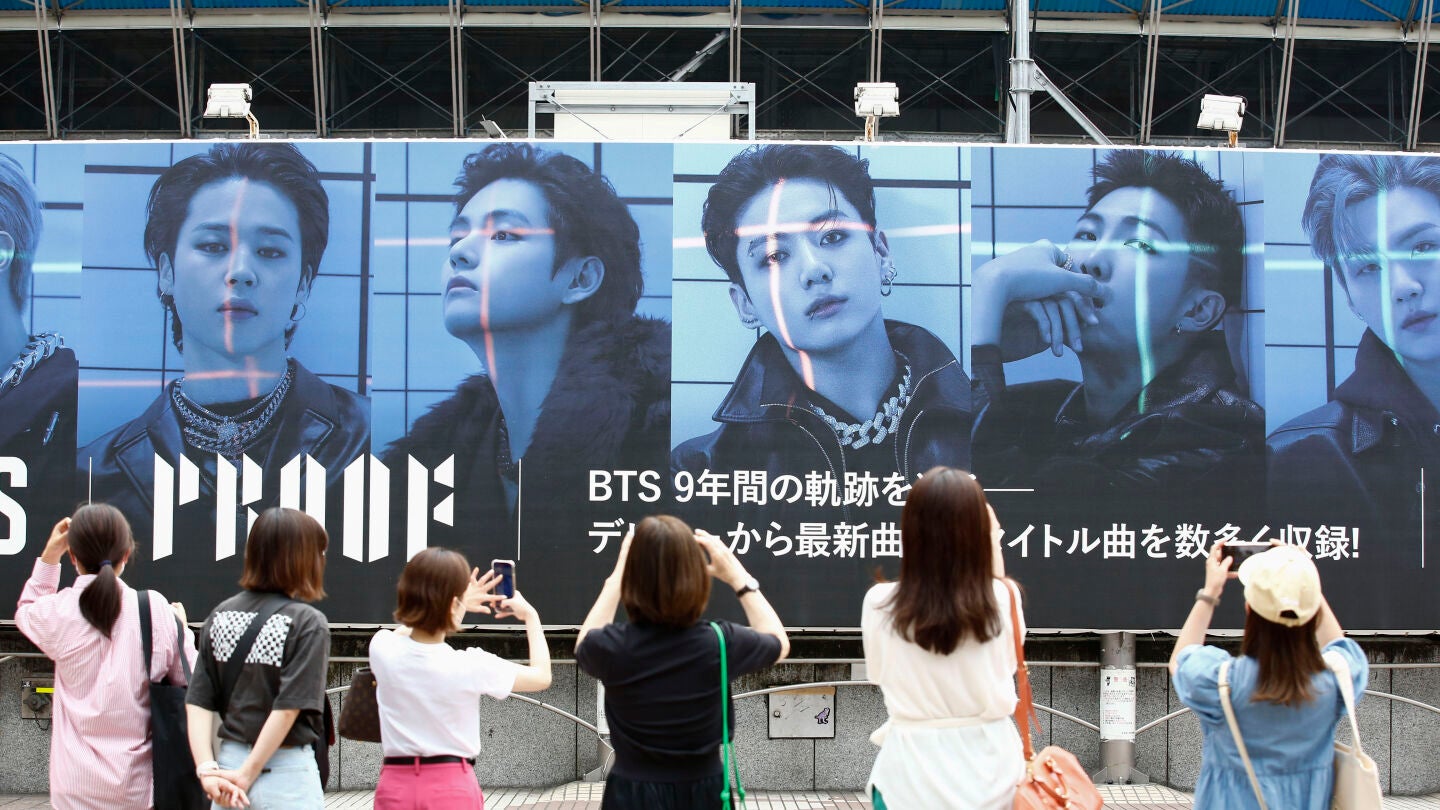 (Foto de ARCHIVO) June 10, 2022, Tokyo Japan: People take photos of a giant billboard of the South Korean boy band BTS (Bangtan Boys) announcing their new album Proof outside Shibuya Station. Their album Proof and its title track Yet To Come were released on June 10. Europa Press/Contacto/Rodrigo Reyes Marin 10/06/2022 ONLY FOR USE IN SPAIN
