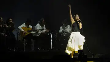 Rosalía irrumpe por sorpresa en el concierto solidario por Palestina en Barcelona Rosalía irrumpe por sorpresa en el concierto solidario por Palestina en Barcelona