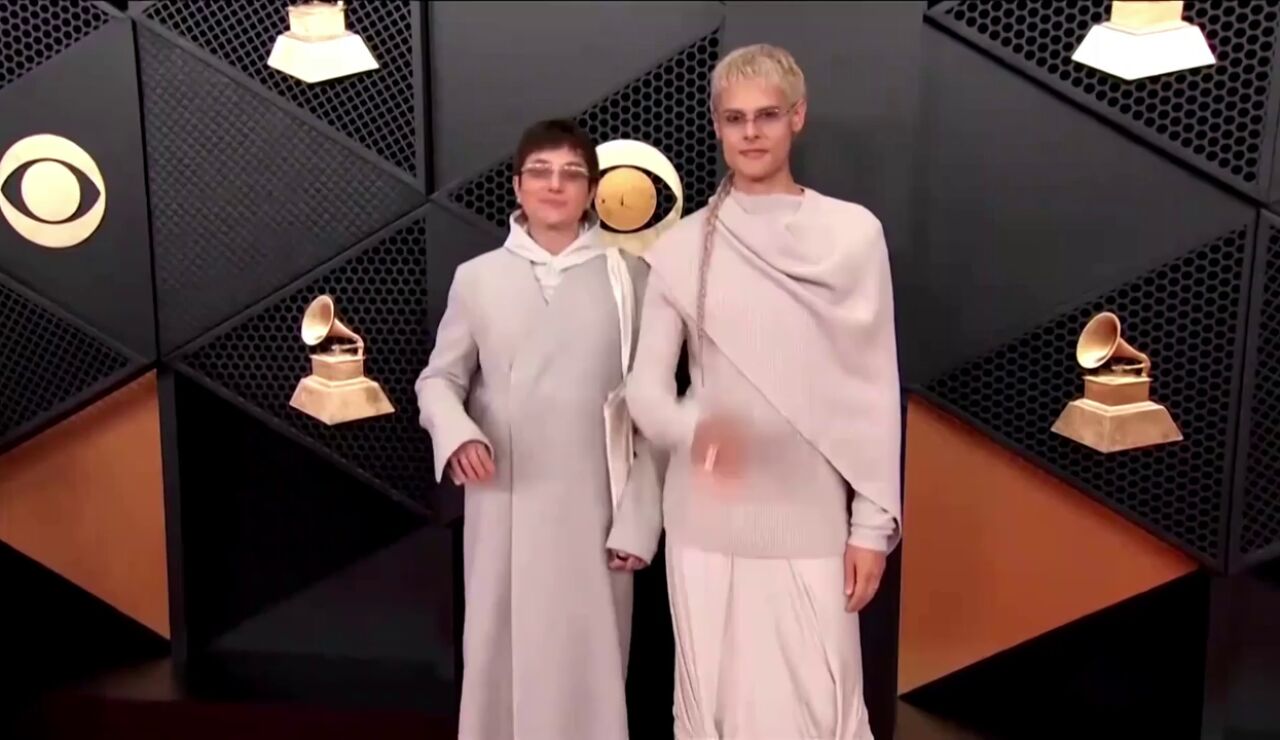 La confusi&oacute;n viral de Ca7riel &amp; Paco Amoroso con una tablet en los Grammy 2026: por esto no pudieron dar su discurso en ingl&eacute;s