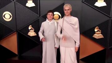 La confusi&oacute;n viral de Ca7riel & Paco Amoroso con una tablet en los Grammy 2026: por esto no pudieron dar su discurso en ingl&eacute;s
