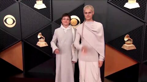 La confusi&oacute;n viral de Ca7riel & Paco Amoroso con una tablet en los Grammy 2026: por esto no pudieron dar su discurso en ingl&eacute;s