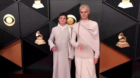 La confusión viral de Ca7riel & Paco Amoroso con una tablet en los Grammy 2026: por esto no pudieron dar su discurso en inglés La confusión viral de Ca7riel & Paco Amoroso con una tablet en los Grammy 2026: por esto no pudieron dar su discurso en inglés