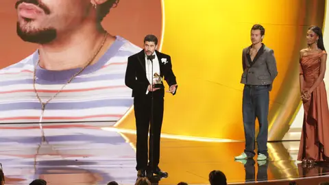 Bad Bunny hace historia al ganar el Grammy a mejor disco del año Bad Bunny hace historia al ganar el Grammy a mejor disco del año