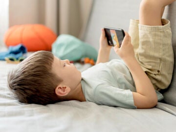 Imagen de un ni&ntilde;o mirando el m&oacute;vil