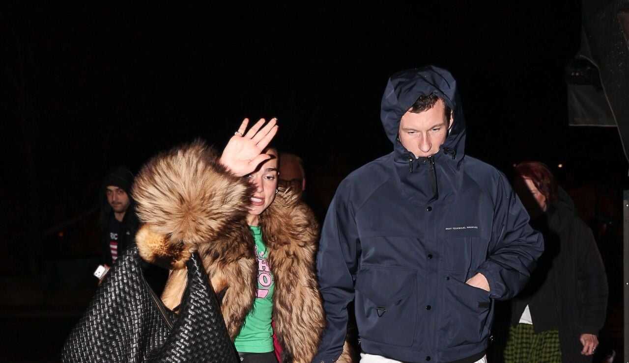 Dua Lipa y Callum Turner se enfrentan a unos paparazzis en Par&iacute;s