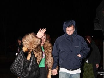 Dua Lipa y Callum Turner se enfrentan a unos paparazzis en Par&iacute;s