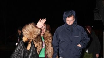 Dua Lipa y Callum Turner se enfrentan a unos paparazzis en Par&iacute;s