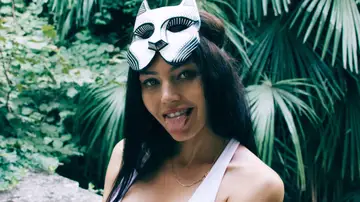 Persona con máscara de animal. Persona con máscara de animal.