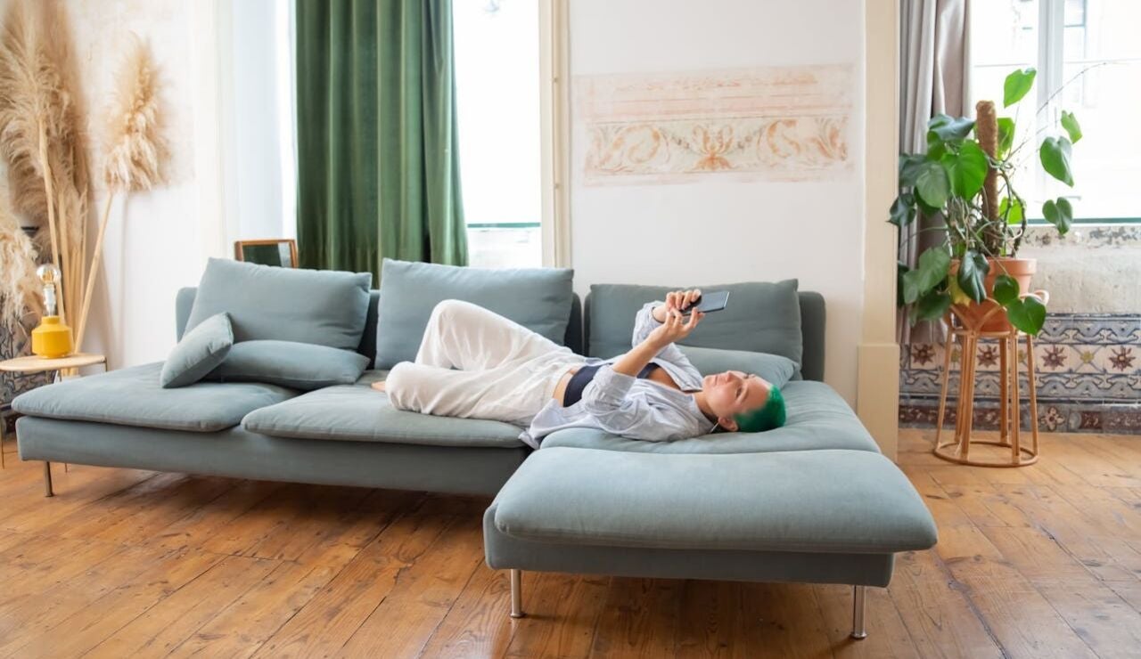 Persona tumbada en un sof&aacute;
