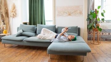 Persona tumbada en un sof&aacute;