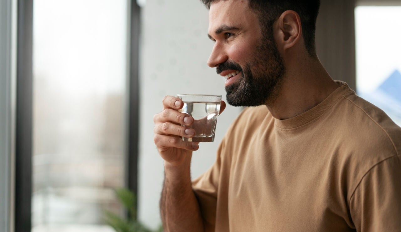 Imagen de una persona bebiendo agua