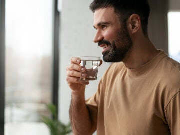 Imagen de una persona bebiendo agua