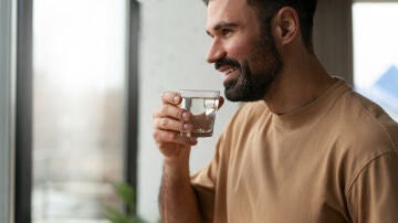 Imagen de una persona bebiendo agua