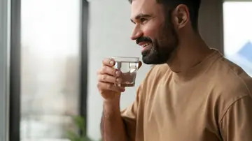 Imagen de una persona bebiendo agua Imagen de una persona bebiendo agua