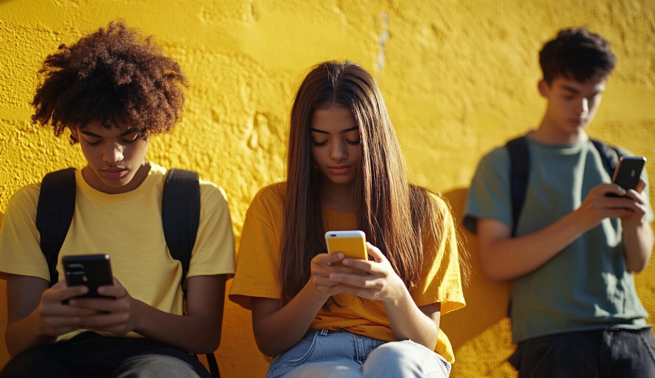 Adolescentes mirando sus smartphones