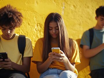 Adolescentes mirando sus smartphones