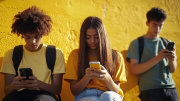 Adolescentes mirando sus smartphones