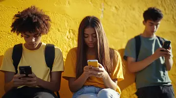 Adolescentes mirando sus smartphones Adolescentes mirando sus smartphones