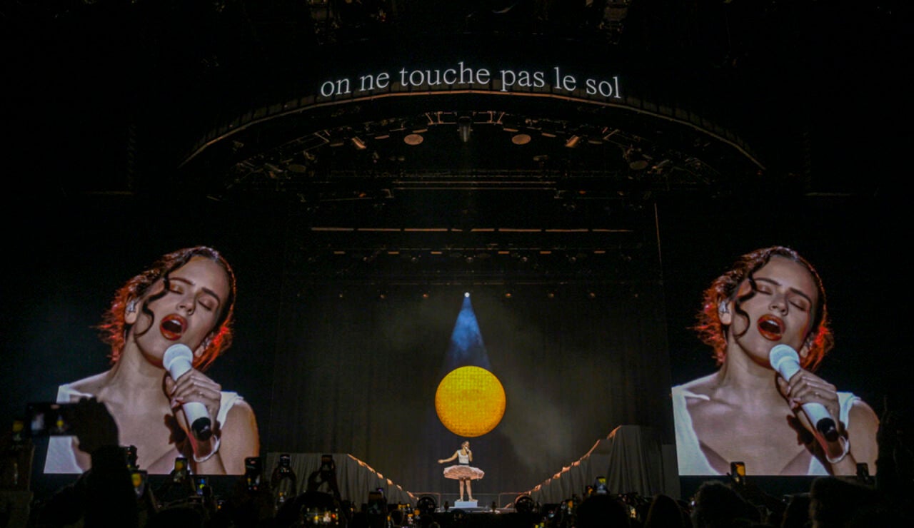 Rosal&iacute;a durante un concierto de LUX Tour