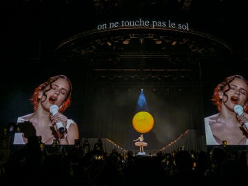 Rosal&iacute;a durante un concierto de LUX Tour